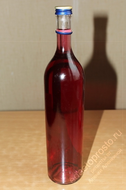 фото бутылки с готовой настойкой водки на черноплодке