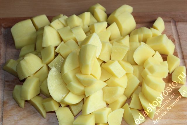 Очищенный картофель нарезать кубиками