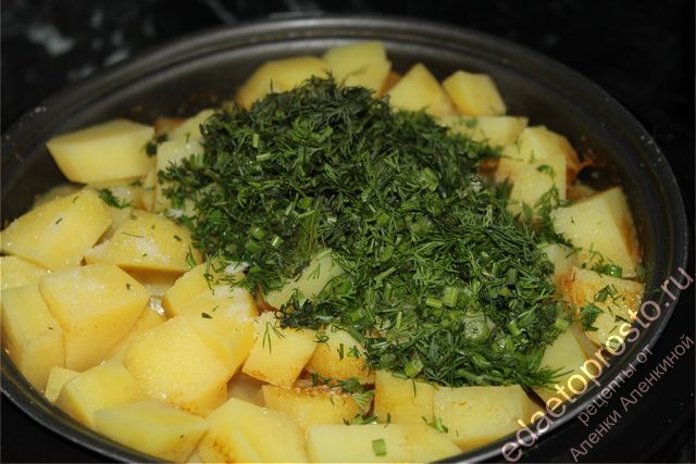 Добавить зелень к картошке с мясом