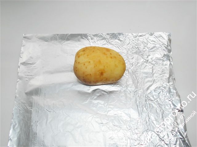 картофель  выложить на фольгу
