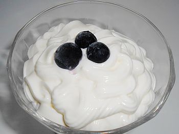 фото вкусного творожного крема в стеклянной креманке