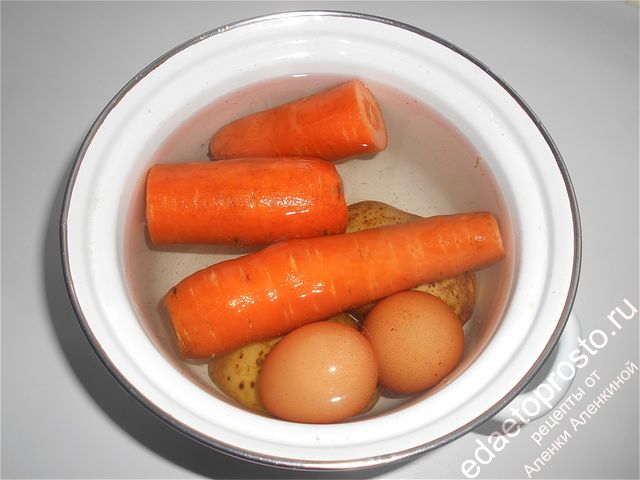 овощи и яйца варим вместе в одной кастрюле