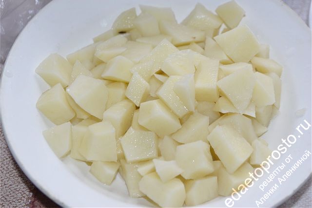 Картофель нарезать небольшими кубиками