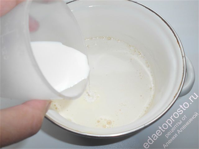Добавляем к яичной смеси молоко и перемешиваем, пошаговое фото домашнего мороженого