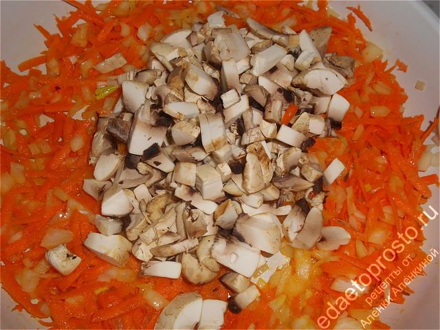 Добавляем в сковороду подготовленные грибы, пошаговое фото этапа приготовления грибной икры