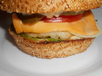 фото вкусного сэндвича с рыбой на тарелке