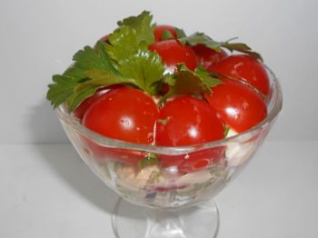 фото вкусного красного салата в вазочке
