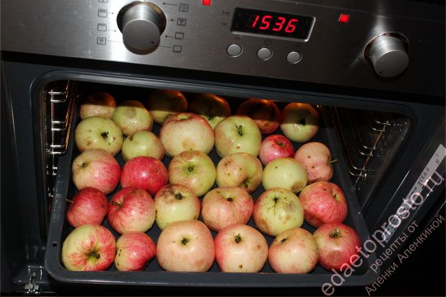 Крупные плоды яблок запечь в духовке при 200 градусах в течение 30 минут