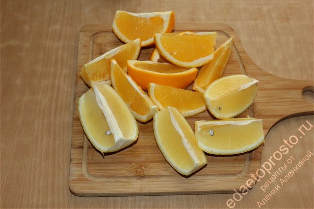 Лимон и апельсин разрезать на части