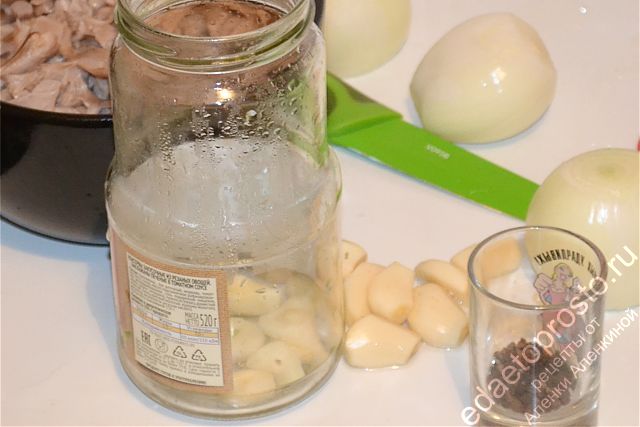 готовим необходимые ингредиенты - чеснок с луком и перец