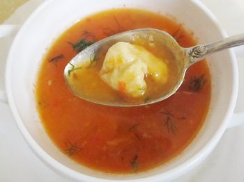 фото вкусного супа из тыквы в тарелке с галушками