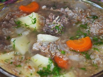 фото вкусного гречневого супа с мясом говядины в миске