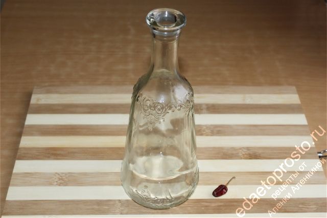 Перчик рядом с бутылкой можно и не заметить, фото ингрединтов для приготовления перцовки