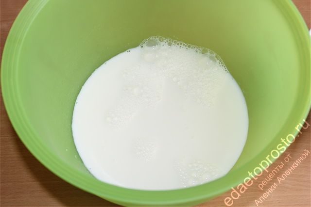 Молоко следует подогреть до теплого состояния, пошаговое фото приготовления дрожжевого теста