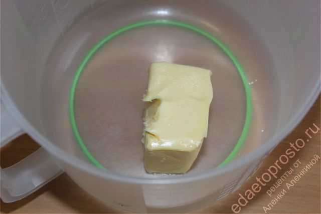 В емкость для взбивания крема необходимо добавить мягкое сливочное масло