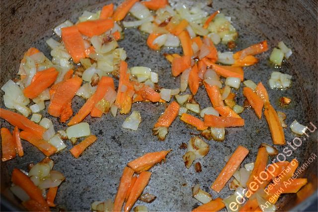 Выложить на сковороду лук с морковью