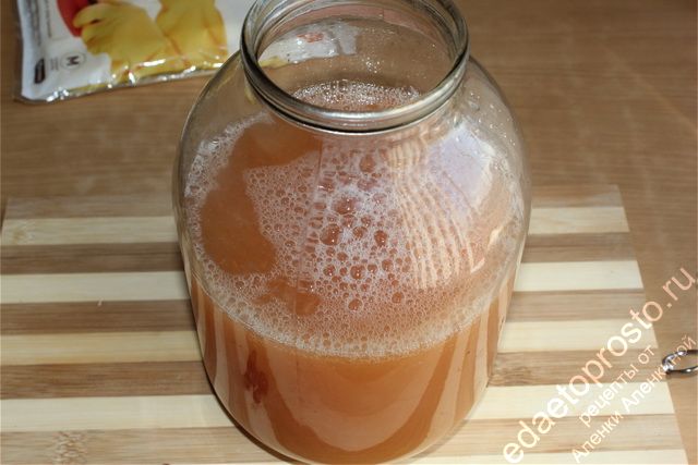 Переливаем сок в большую банку к сахару, фото этапа приготовления яблочного вина в домашних условиях