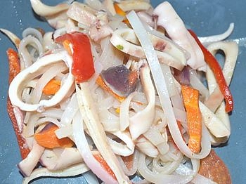 фото вкусного корейского салата из кальмаров с фунчозой