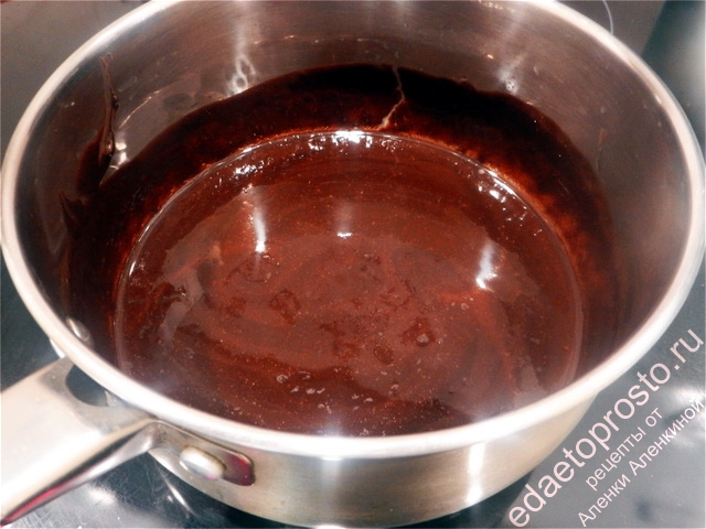 Сливочное масло и темный шоколад растопить 