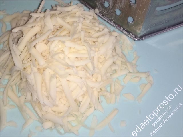 измельчите картофель при помощи терки большого размера