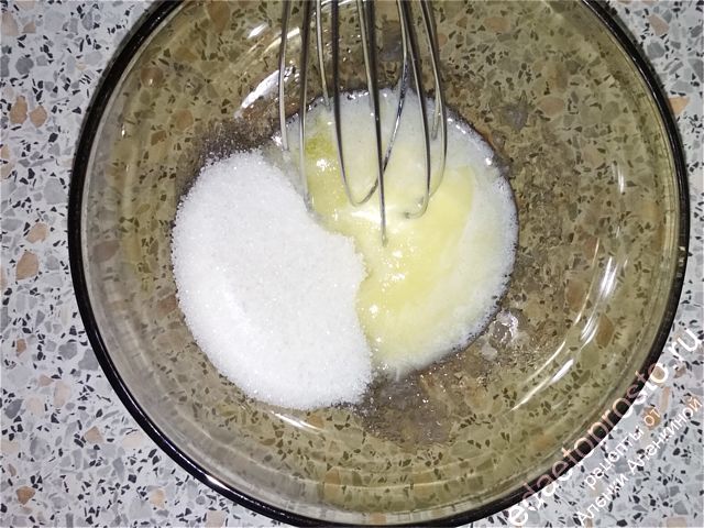добавьте в растопленное масло сахарный песок 