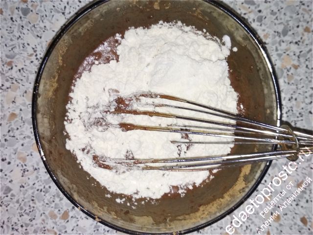 добавьте муку и щепотку соды, пошаговое фото приготовления кекса за 5 минут