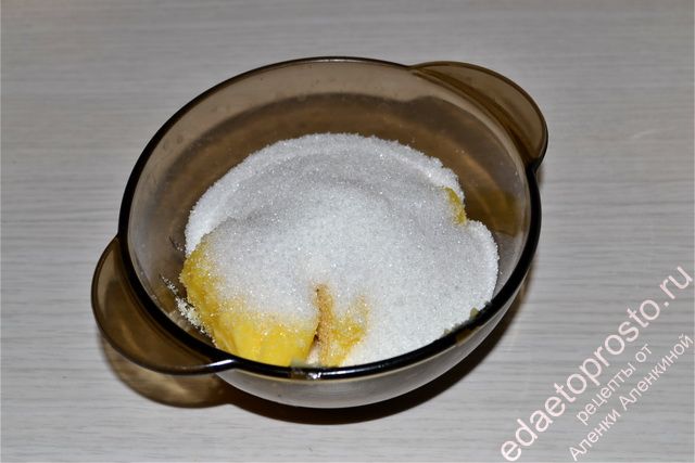 В миску положить размягченное  масло, добавить 100 г сахара и корицу 
