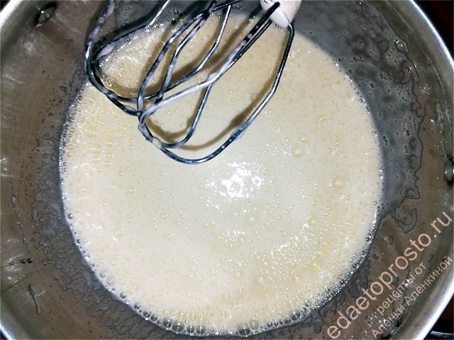 яйца с сахаром  ванилином  взбивайте около 10 минут миксером
