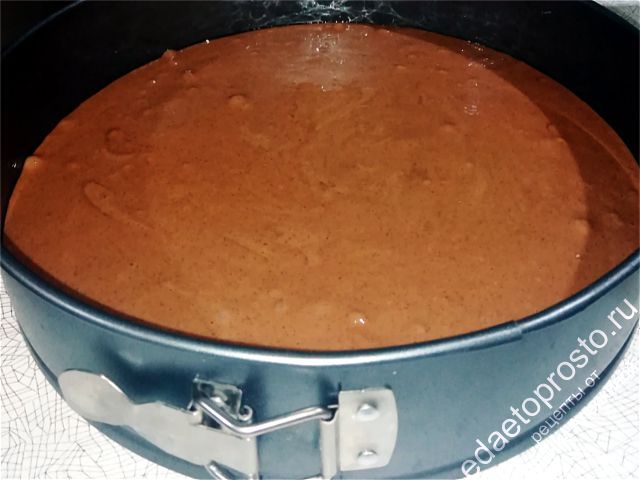 В форму выложите тесто и выпекайте корж в разогретой духовке, пошаговое фото приготовления торта Баунти