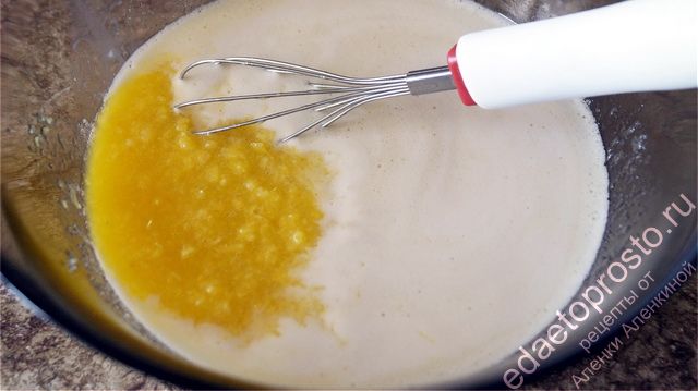 К яичной массе влейте растопленное сливочное масло