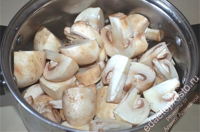 Подготовленные грибы сложить в кастрюлю и залить водой вровень с грибами