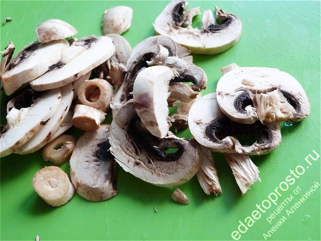 фото нарезанных шампиньонов для супа с грибами и овощами
