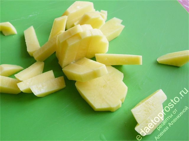 нарезаем картофель небольшими брусочками