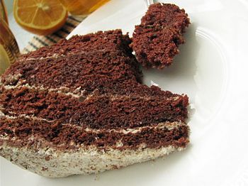 вкусный торт Черный принц на блюде