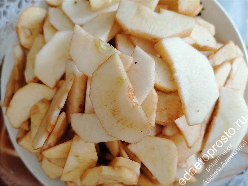 Разрезаем яблоки тонкими пластинками