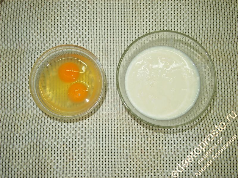 разбиваем яйца в глубокую миску