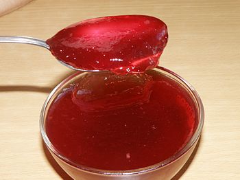 фото вкусного желе из красной смородины в вазочке
