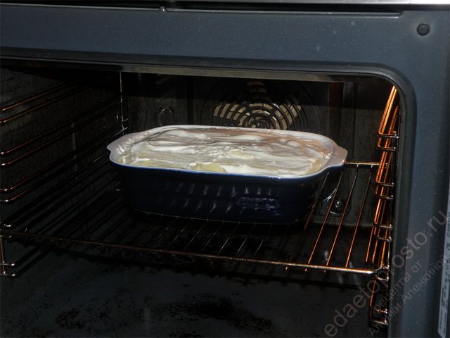 блюдо ставим в духовку, пошаговое фото приготовления картофельной запеканки