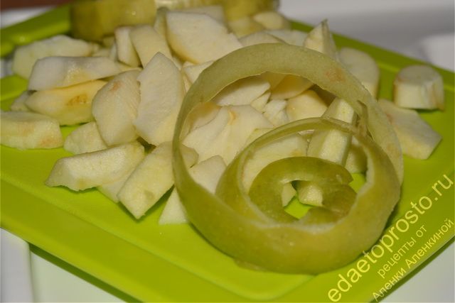 Яблоки освободить от кожуры и сердцевины, нарезать небольшими дольками