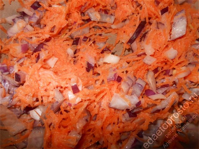 Морковь следует измельчить с помощью терки, а лук ножом и как можно мельче