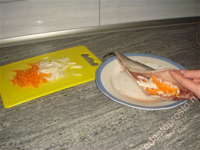 размещаем овощи внутри тушки рыбы
