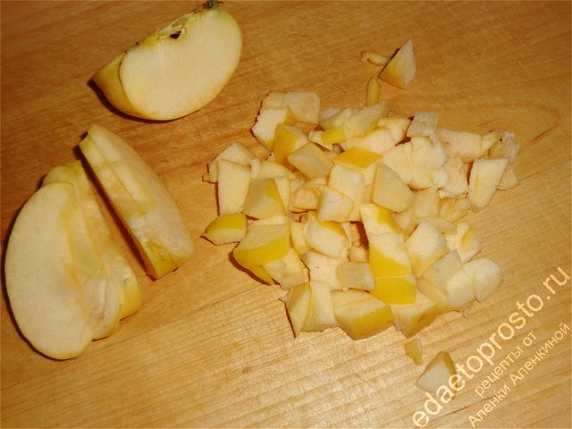 Яблоки тщательно помыть в чистой воде, а затем нарезать кубиками
