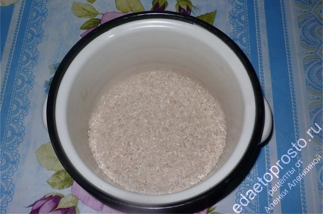 промытый сырой рис в кастрюльке 