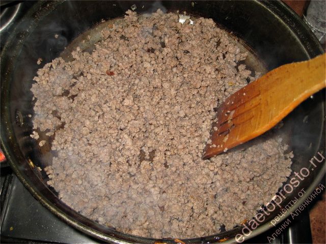 Фарш обжарить на масле, пошаговое фото приготовления зраз