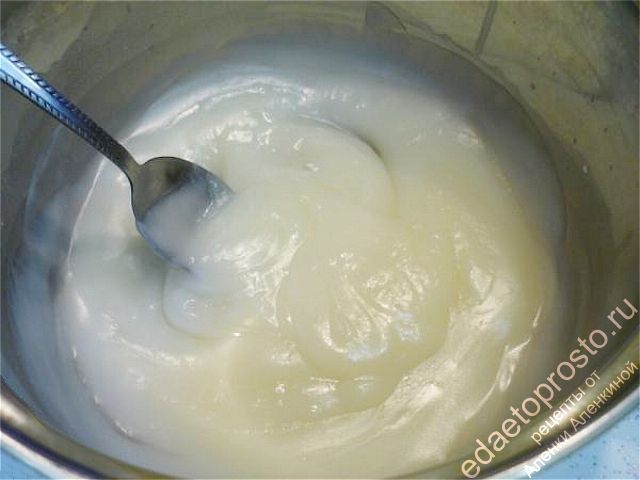 Молоко вливаем в кастрюлю, добавляем сахар и крахмал