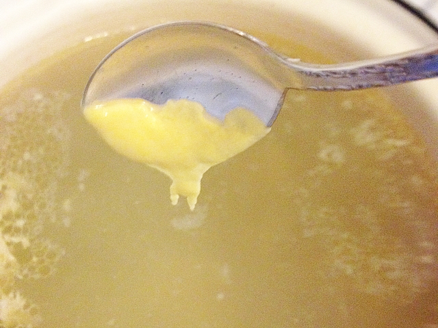чайной ложкой забирается тесто и опускается в суп, пошаговое фото
