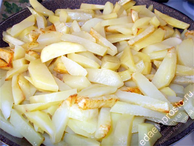 перемешайте картошку, когда нижний слой станет румяным