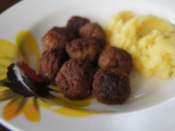 фото вкусных шведских фрикаделек на тарелке с гарниром