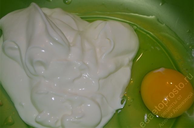Яйца смешать с солью, сахаром и сметаной