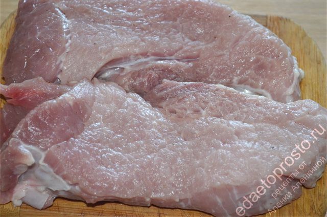Разделать мясо на куски толщиной 3 см